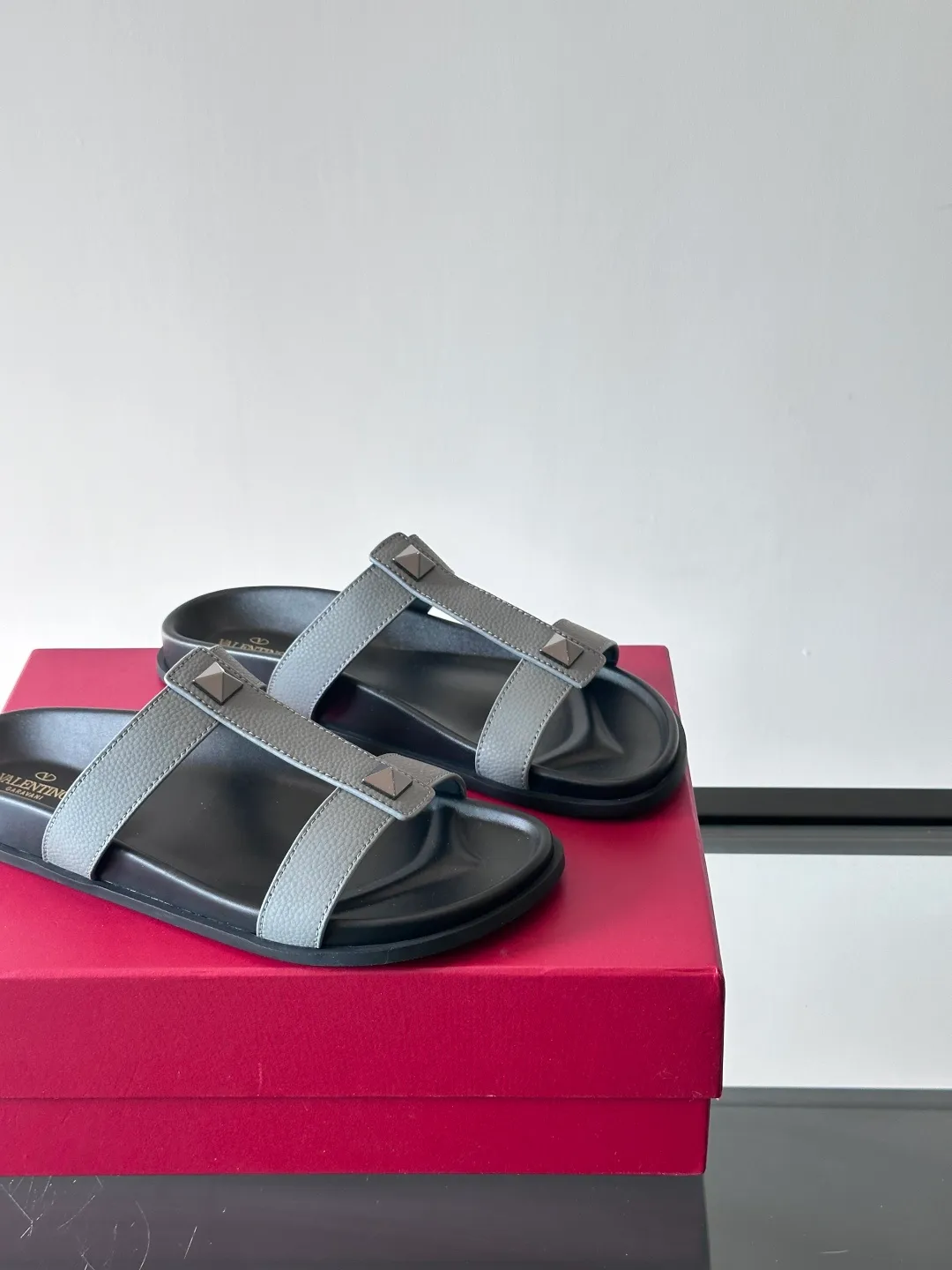 Men's shoes 💰p320 "VALENTINO" Valentino Men's 🧍‍♂️ Spring and summer new style metal rivet flat slippers, elegant sandals, the same style worn by celebrities, original molding, imported calfskin. Rubber outsole. Soft and durable, full set of counter packaging size: 39-44 (customized at 38.45.46)